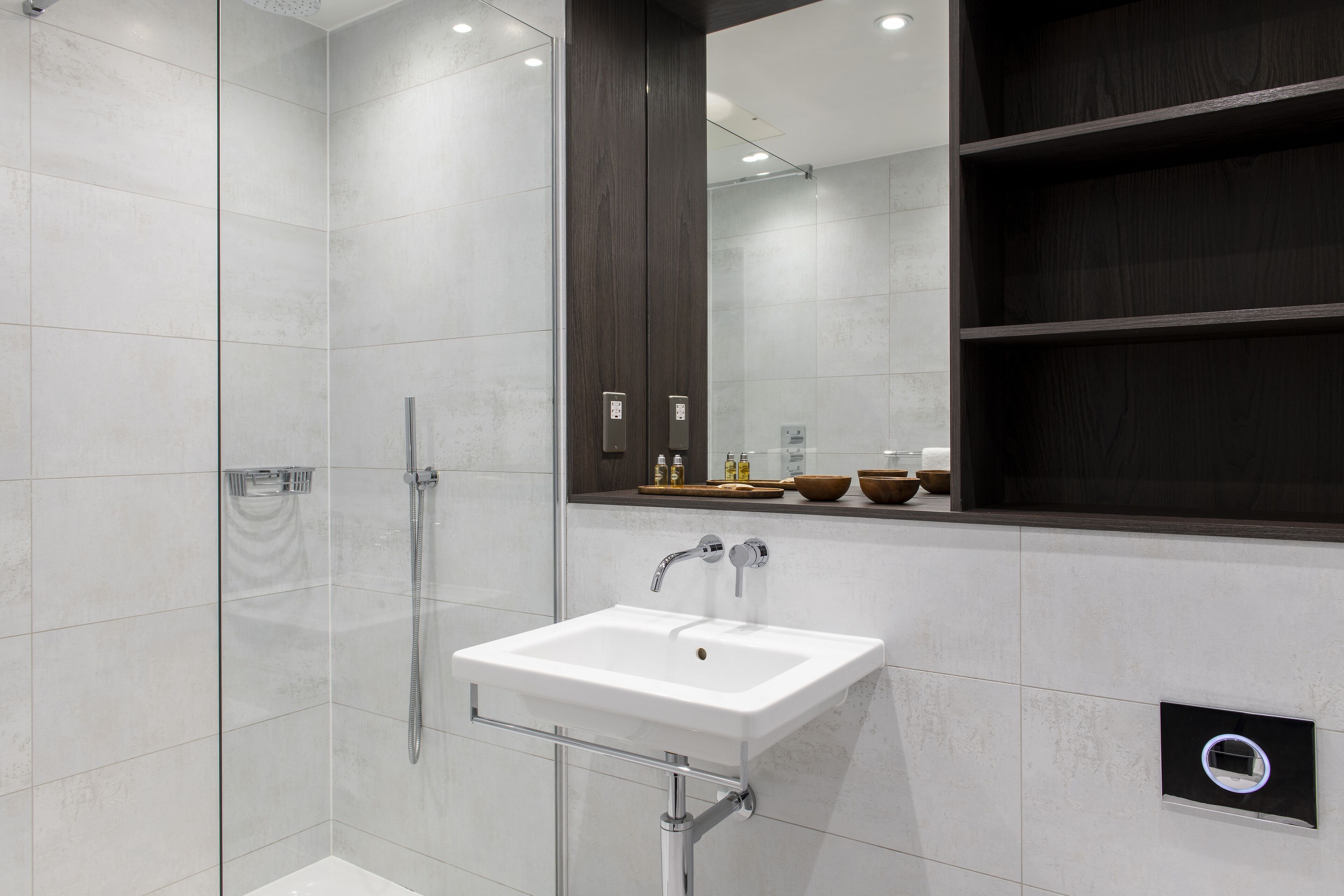 Shower, pancuran hujan, perlengkapan mandi gratis, dan pengering rambut
