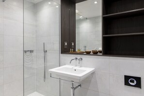 Shower, rainfall showerhead, free toiletries, hair dryer - Cove Cannon Street (London)