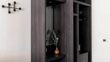 Studio Apartment | In-room safe, laptop workspace, blackout curtains, iron/ironing board