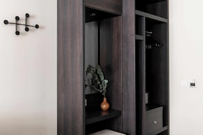Studio Apartment | In-room safe, laptop workspace, blackout drapes, iron/ironing board - Cove Cannon Street (London)