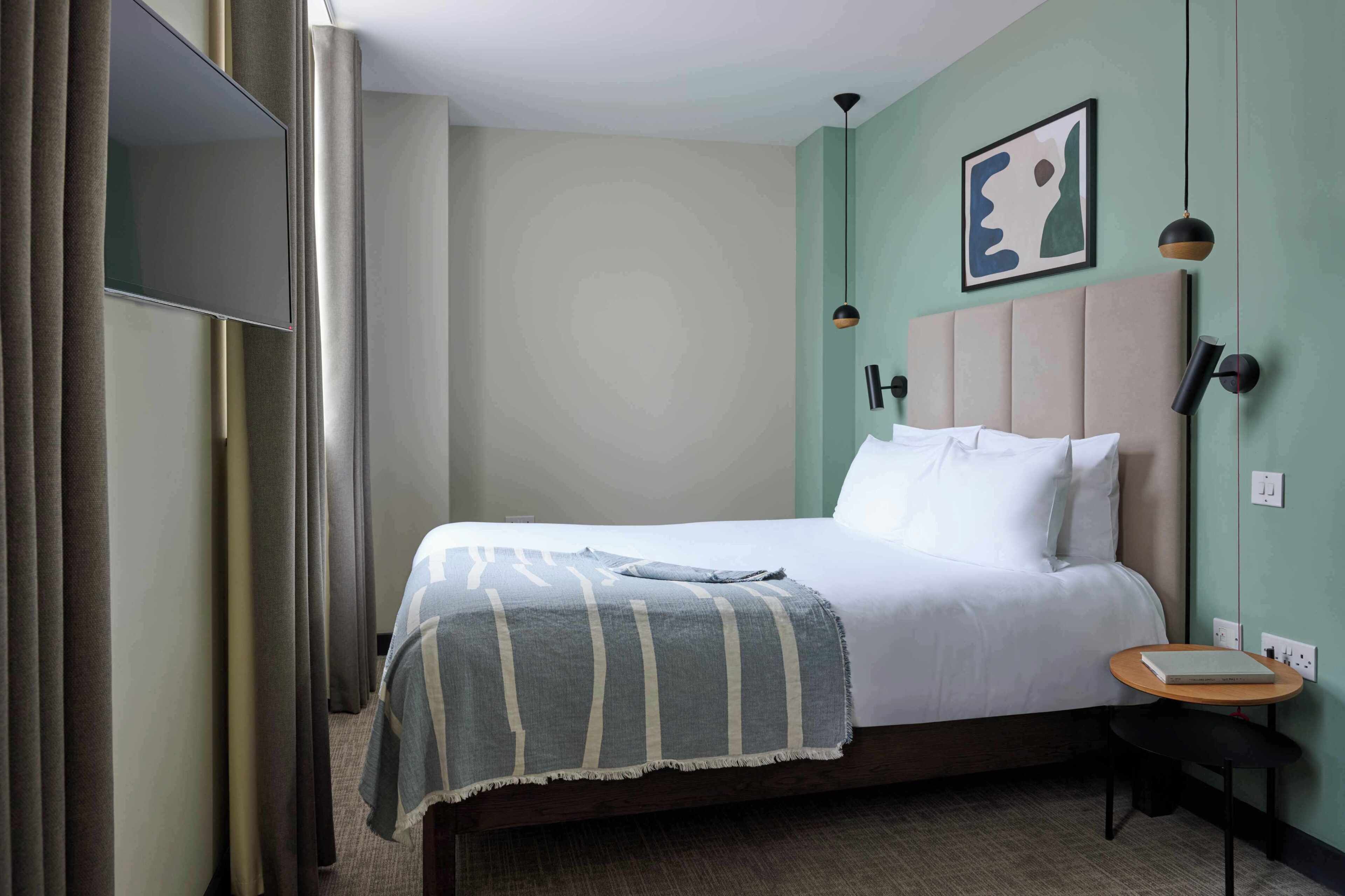 One Bedroom Accessible Apartment | Caja fuerte, espacio para trabajar con un portátil, cortinas opacas
