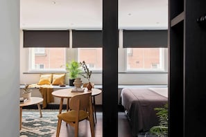 Large Studio Apartment | In-room safe, laptop workspace, blackout drapes, iron/ironing board - Cove Cannon Street (London)