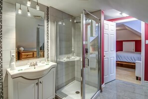 Standard Room, 1 Queen Bed | Bathroom | Shower, free toiletries, hair dryer, towels