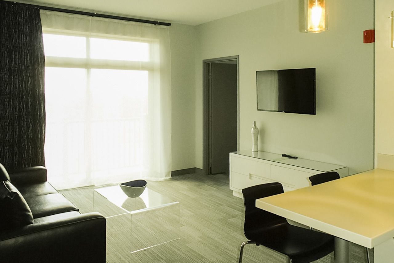 Hochwertige Bettwaren, Bügeleisen/Bügelbrett, Zustellbetten