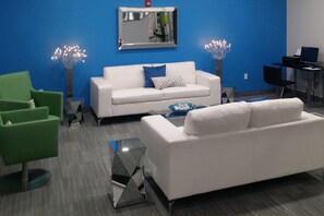 Lobby sitting area - Garland Hotel (New Concord)