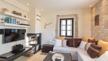 Villa, Meerblick (Oria) | Wohnbereich | 42-Zoll-Smart-TV mit Digitalempfang, Kamin, DVD-Player