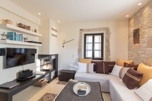 Villa, vue mer (Oria) | Coin séjour | TV connectée, cheminée, lecteur de DVD, station d'accueil MP3