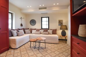 Duplex, Sea View | Living area | 42-inch Smart TV with digital channels, fireplace, DVD player - Polismata - Private Residences (West Mani)