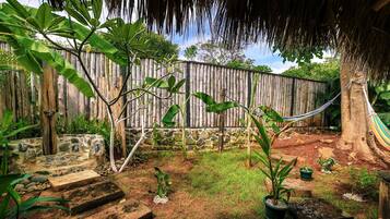 Superior Cabin, Private Bathroom, Garden View | Bathroom | Shower, free toiletries, towels