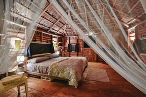 Superior Cabin, Private Bathroom, Garden View | Hypo-allergenic bedding, minibar, in-room safe, bed sheets