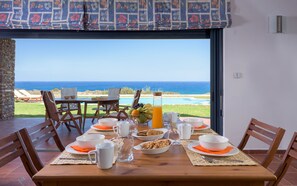 Villa, 3 Schlafzimmer, eigener Pool, Meerblick | Wohnbereich | 28-Zoll-Flachbildfernseher mit Satellitenempfang, Fernseher, Kamin