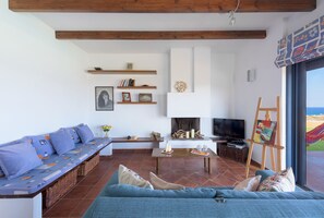 Villa, 3 habitaciones, alberca privada, vista al mar | Área de sala de estar | Televisión de pantalla plana, chimenea y reproductor de DVD 