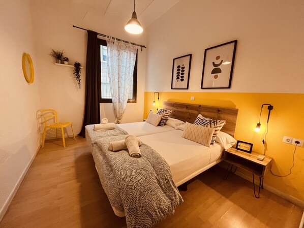 In-room safe, blackout drapes, soundproofing, iron/ironing board - Bed & Bike Hostel Barcelona (Barcelona)