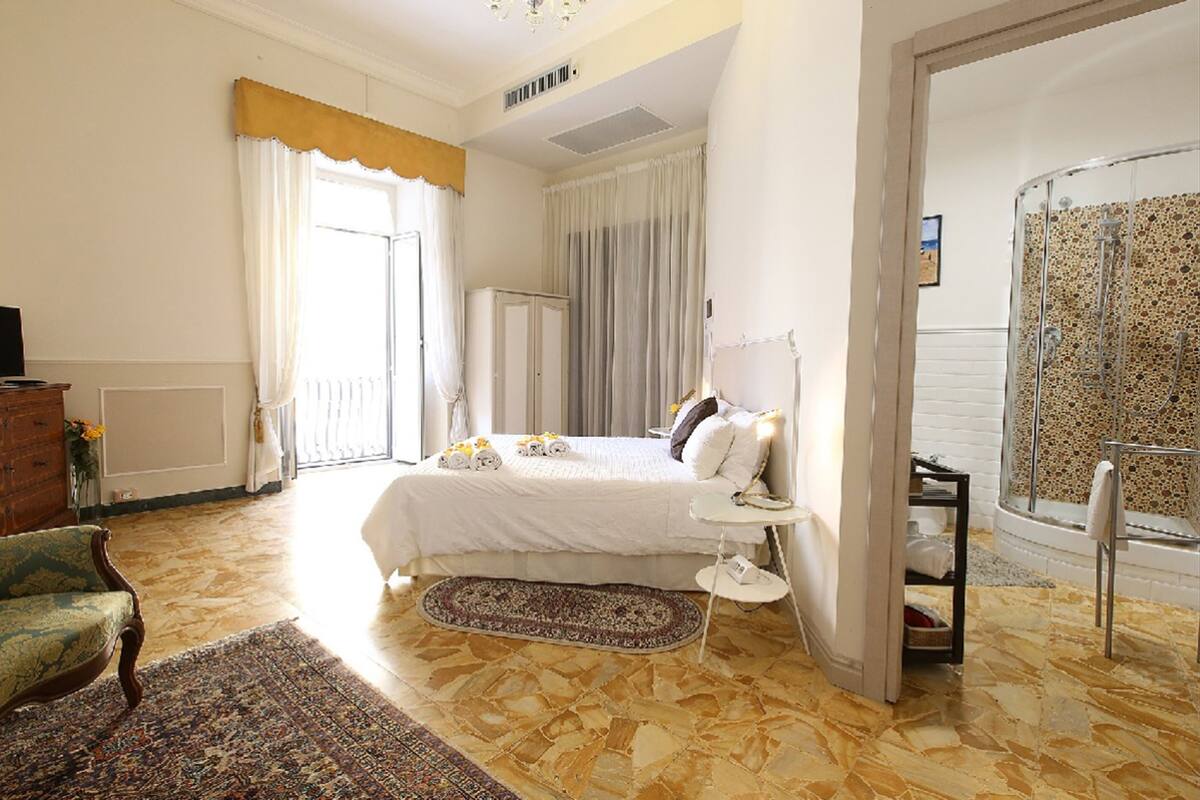 Suite | Desk, free cots/infant beds, free WiFi, bed sheets