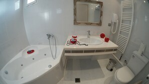 Suite, 1 habitación, bañera de hidromasaje | Baño | Artículos de higiene personal gratuitos, secador de pelo y toallas