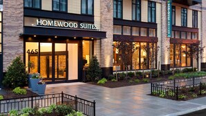 Ein Hotel mit einem Schild, auf dem "HOMEWOOD SUITES" und die Nummer "465" stehen.