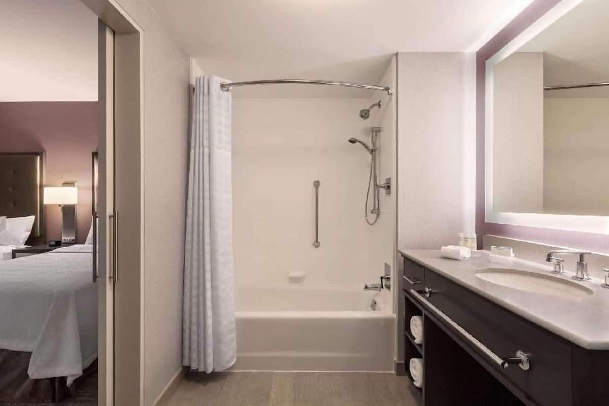 Bathroom | Free toiletries, towels