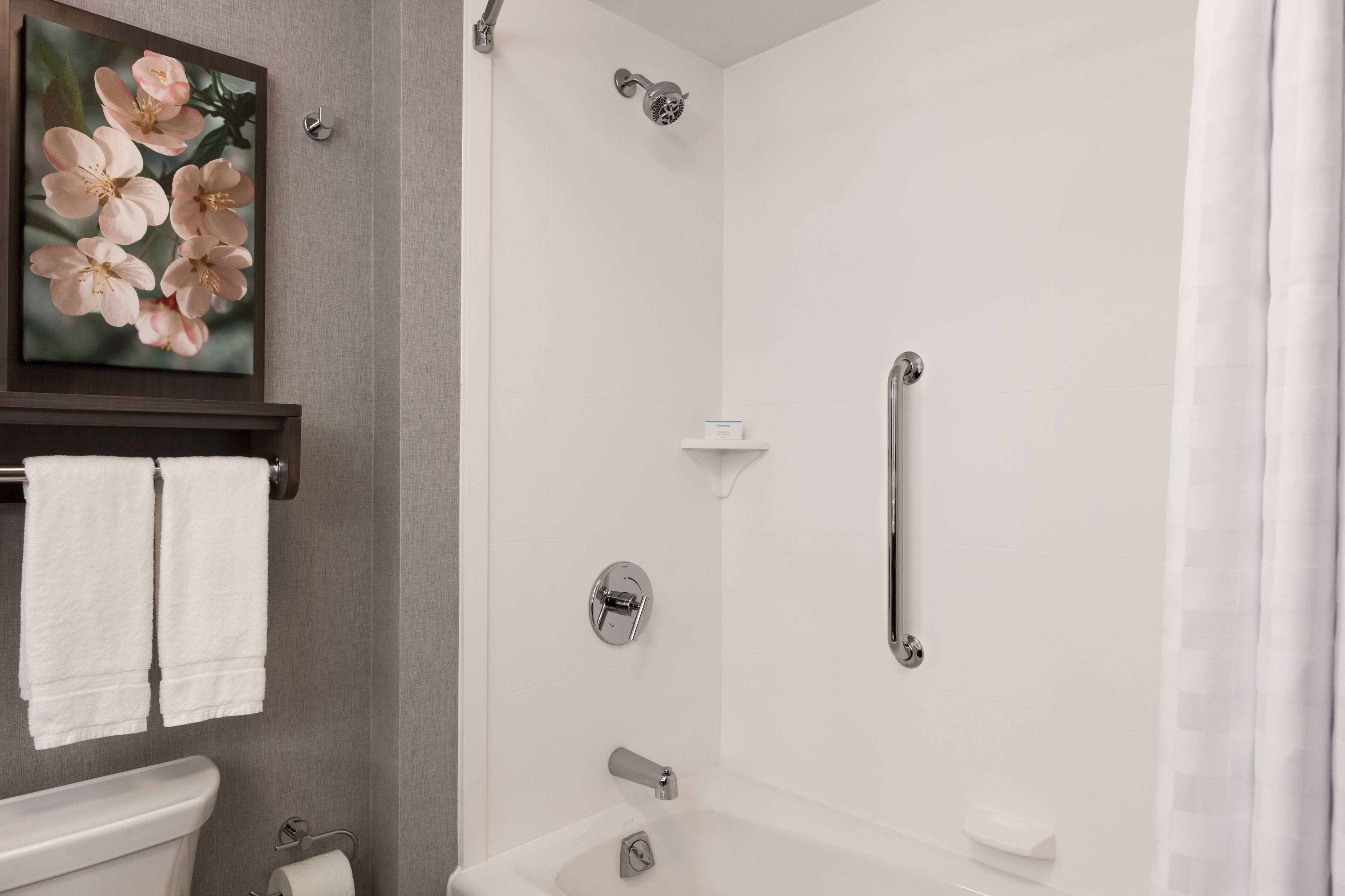 Ein modernes Badezimmer mit Dusche, Toilette und Waschbecken.