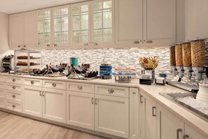 Free daily full breakfast  - Homewood Suites by Hilton Washington DC Convention Center (Washington)