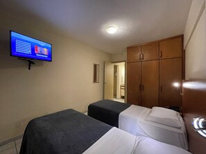 Standaard Twin kamer | Badkamer | Een douche, handdoeken