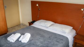 1 habitación, caja de seguridad en la habitación y escritorio