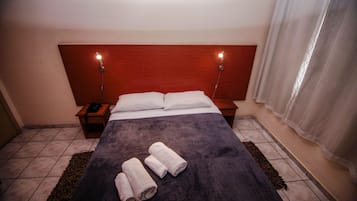 1 habitación, caja de seguridad en la habitación y escritorio