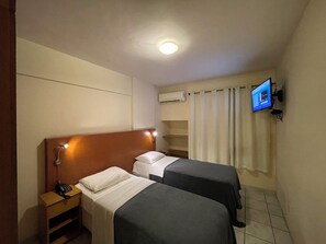 Deluxe Twin kamer | 1 slaapkamer, een kluis op de kamer, een bureau, een laptopwerkplek