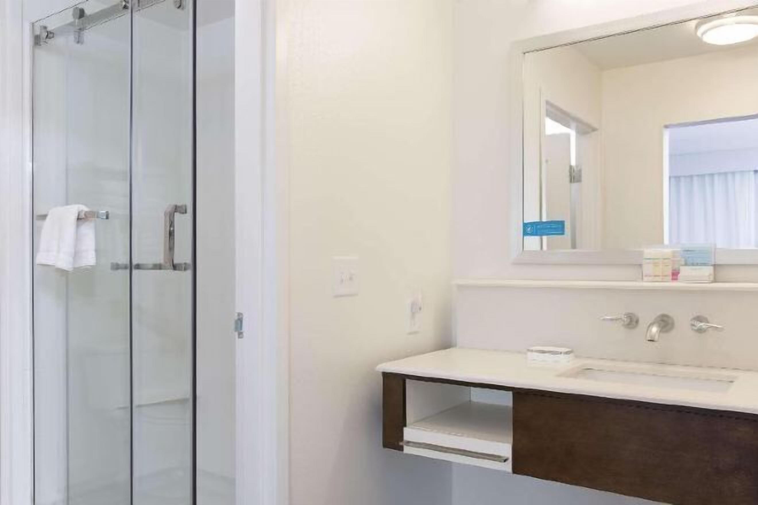 Duschwanne, kostenlose Toilettenartikel, Haartrockner, Handtücher