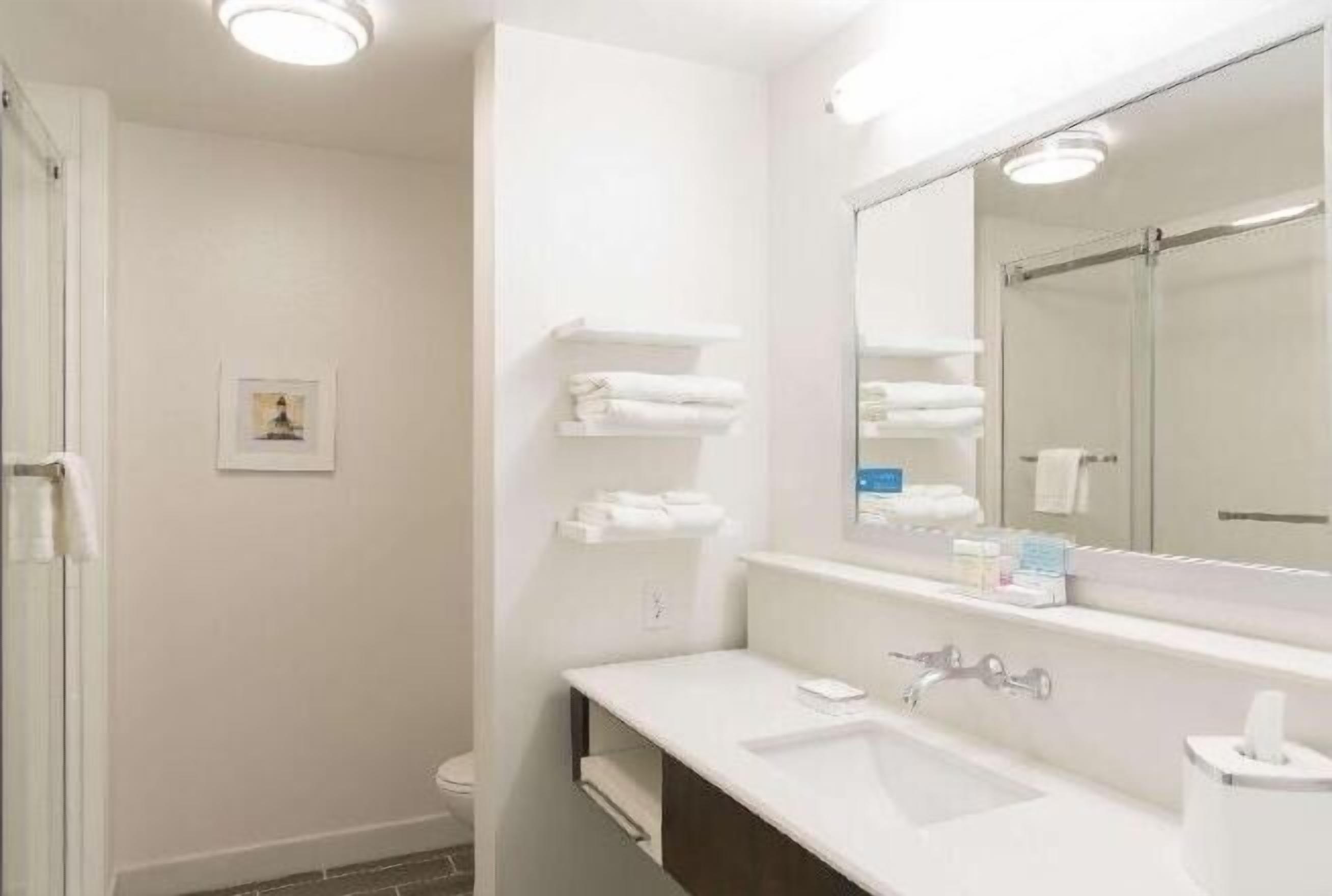 Duschwanne, kostenlose Toilettenartikel, Haartrockner, Handtücher