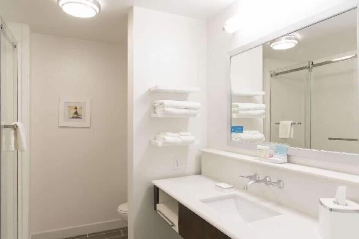 Chuveiro/banheira combinados, produtos de toalete grátis