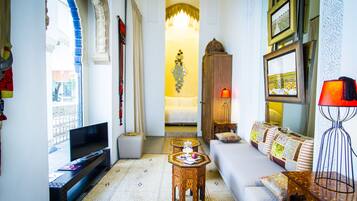Suite | Living area | LED TV, heated floors, offices