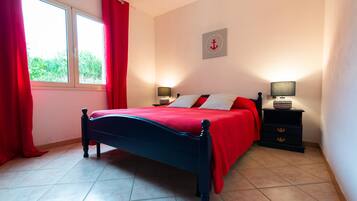 2 habitaciones, edredón, decoración personalizada y muebles diferentes