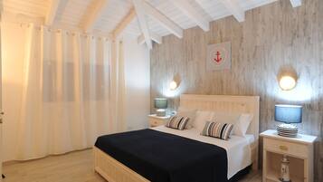 2 makuuhuonetta, untuvapeitot, yksilöllisesti sisustettu