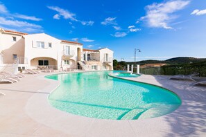 Seasonal outdoor pool, pool umbrellas, sun loungers - SardegnaSummer Li Mori (Budoni)
