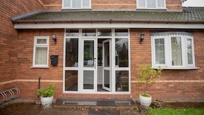 Front of property - OakCroft GuestHouse Manchester Airport (Altrincham)