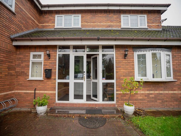 Front of property - OakCroft GuestHouse Manchester Airport (Altrincham)