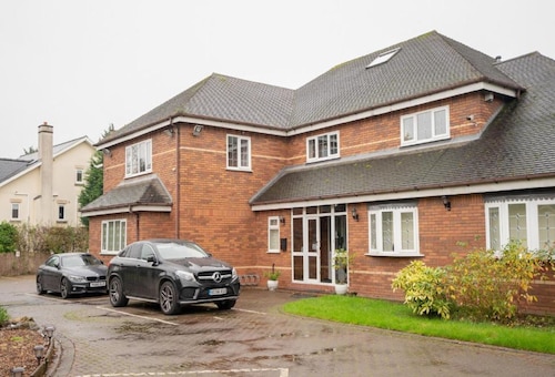 OakCroft GuestHouse Manchester Airport
