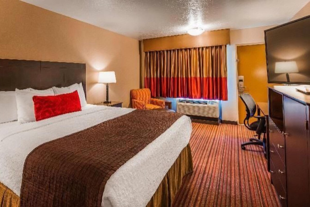 Hypo-allergenic bedding available, desk, iron/ironing board, WiFi (free)