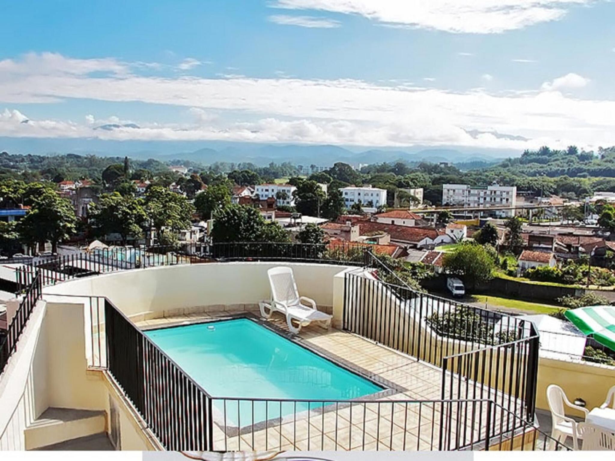 Piscina no terraço com vista ampla da paisagem urbana.