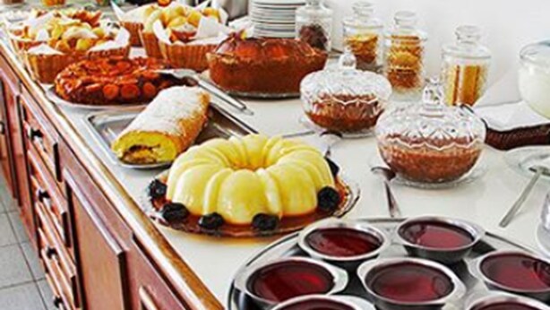 A buffet with various dishes and beverages. - Scala Residence Hotel (Resende)