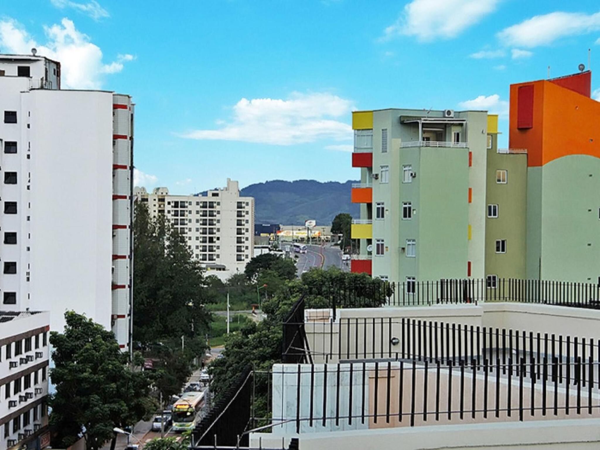 Un edificio de varios pisos con techo plano y patio amurallado.