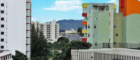 Un edificio de varios pisos con techo plano y patio amurallado.
