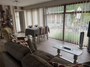 Căn hộ, 1 phòng ngủ (The Annex) | Khu phòng khách | TV màn hình phẳng 24-inch có truyền hình kỹ thuật số, TV