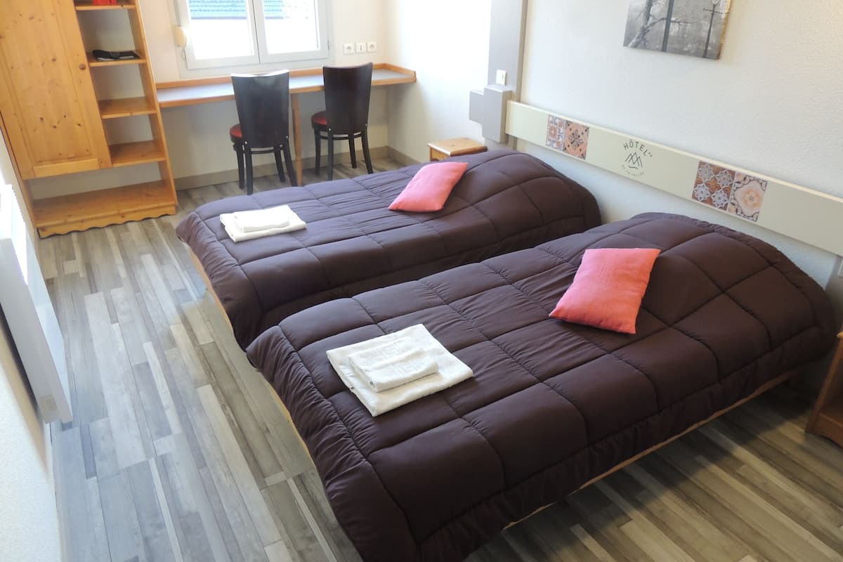 room | premium bedding, in-room safe, desk, soundproofing