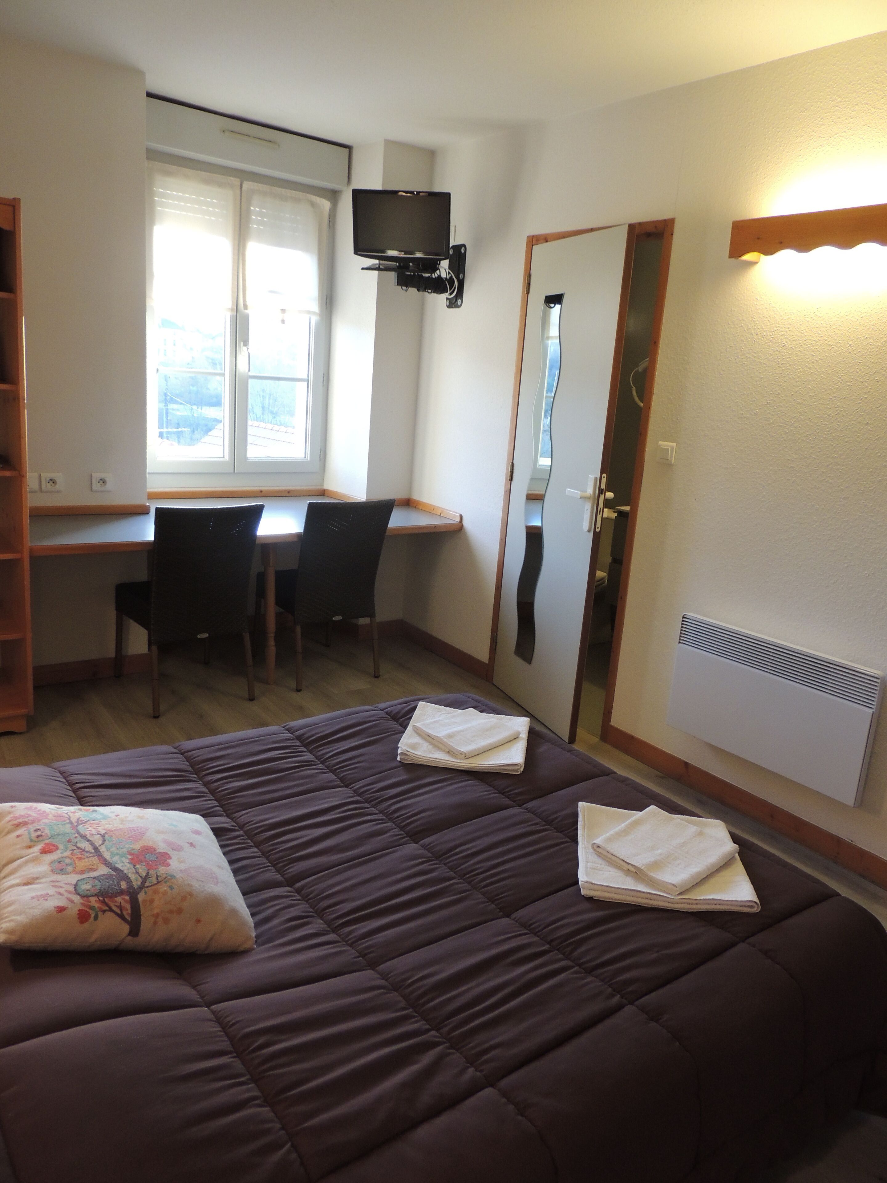 room | premium bedding, in-room safe, desk, soundproofing