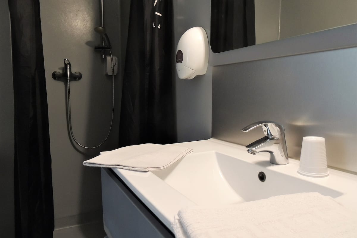 classic triple room | bathroom | shower, free toiletries, hair dryer, towels