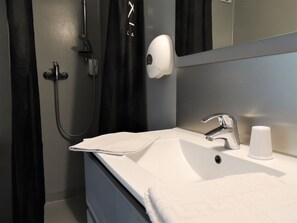 Chambre Triple Classique | Salle de bain | Douche, articles de toilette gratuits, sèche-cheveux