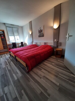 Habitación | Ropa de cama de alta calidad y caja de seguridad en la habitación 