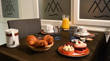 Petit déjeuner buffet (9.00 EUR par personne)