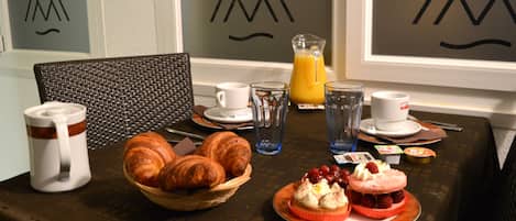 Frukostbuffé varje dag (EUR 9.00 per person)